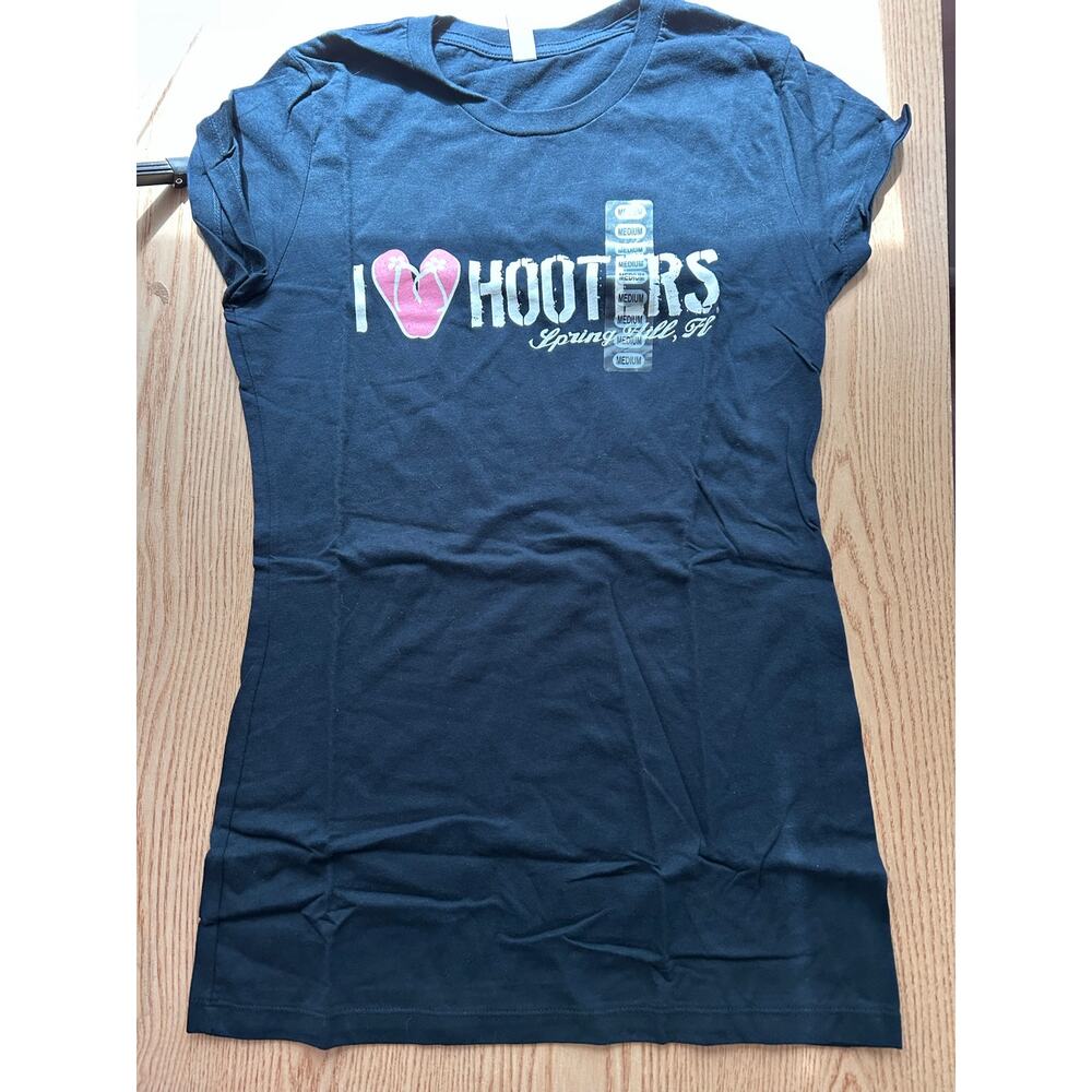 New Women’s Vintage Hooters Sandals T-shirt from Spring Hill Florida Size Medium